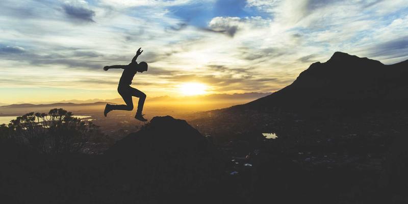 耳朵里的健康顾问:为什么医疗健康播客正在重塑我们的健康认知?